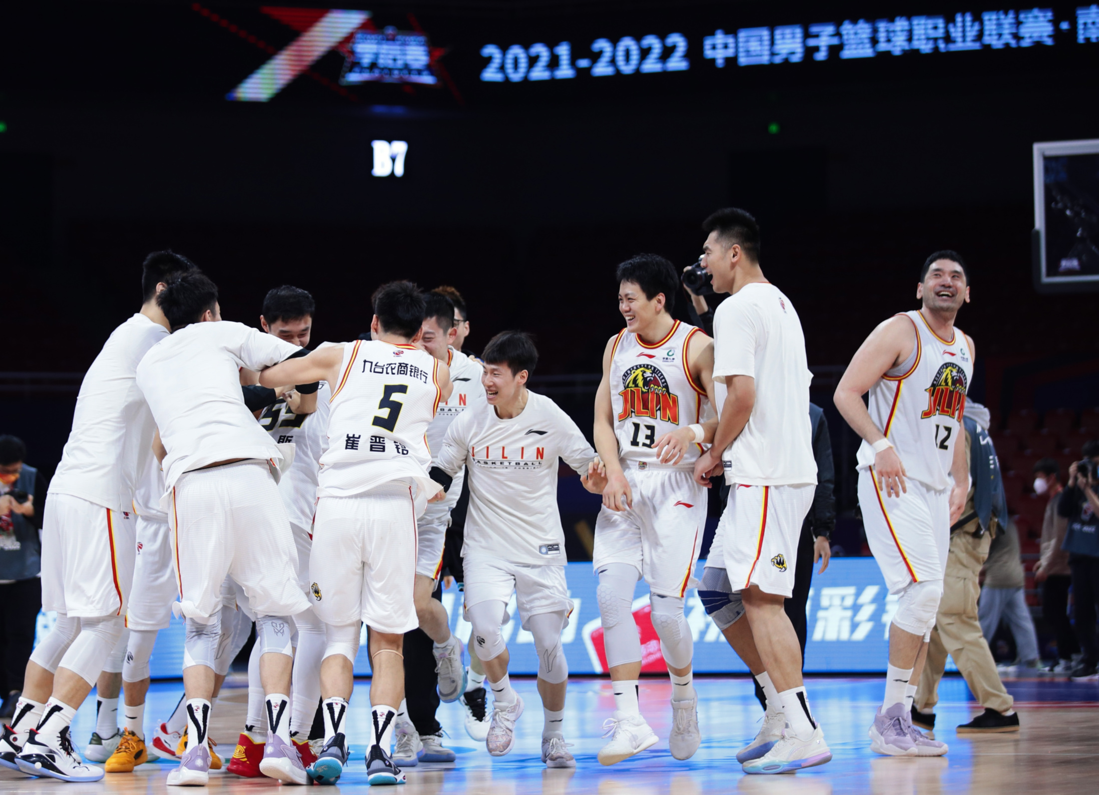 球队主力全员出战,赢得了关键胜利 球队主力全员出战,赢得了关键胜利