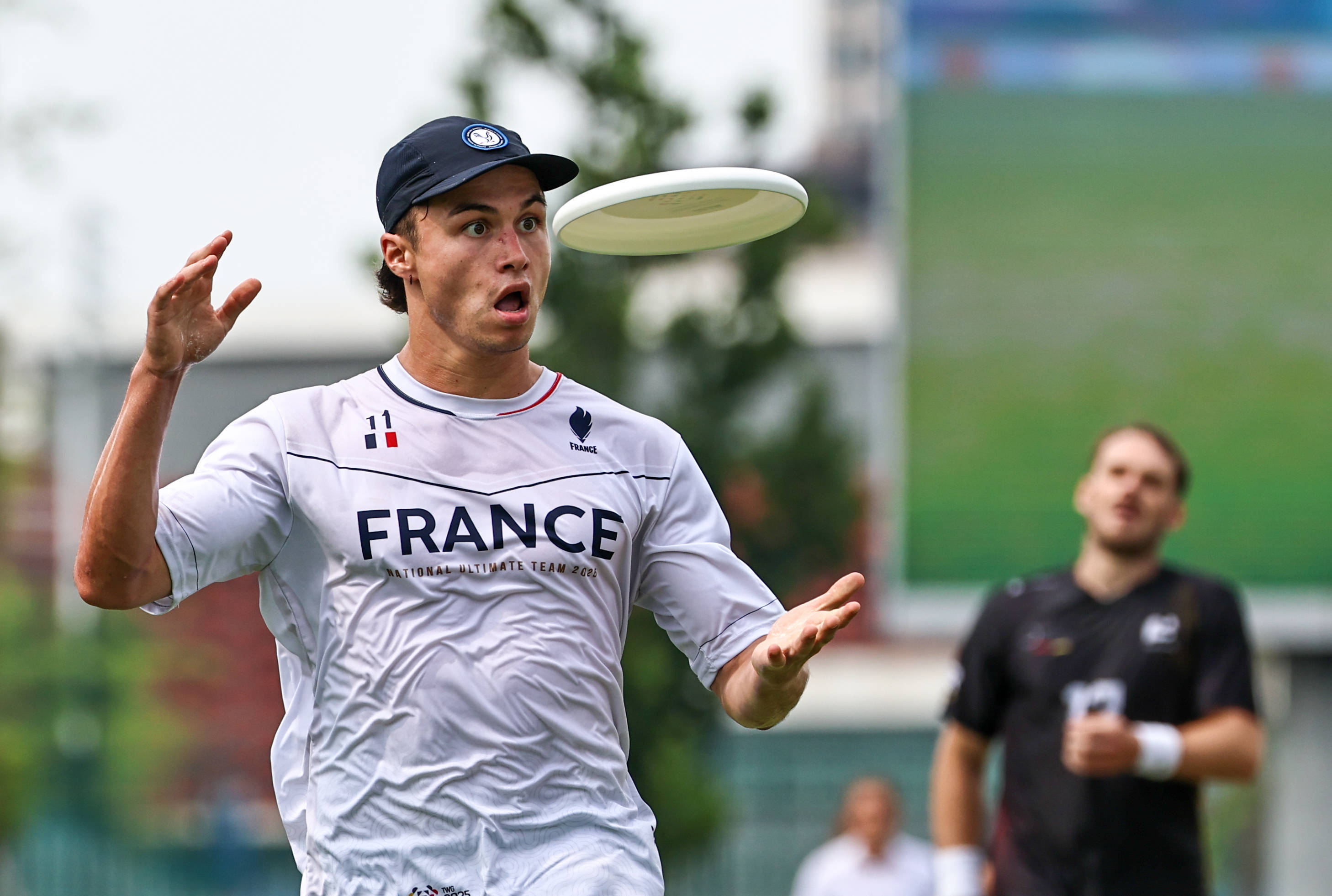 球队赛后庆祝胜利,球员欢呼雀跃 球队赛后庆祝胜利,球员欢呼雀跃