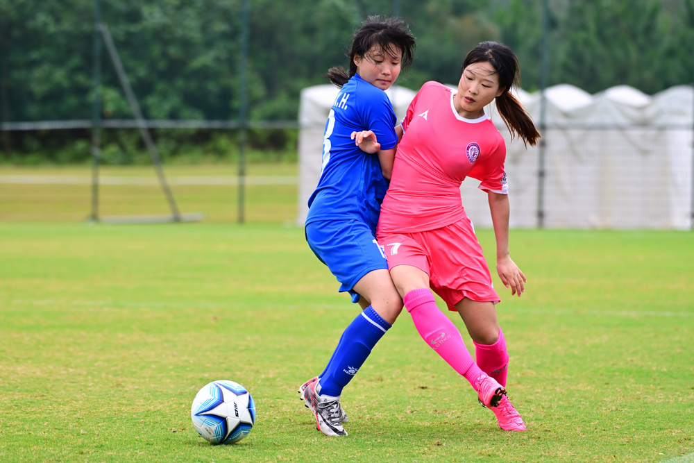 关于女子足球比赛场上，中国选手们呈现出色风采的信息
