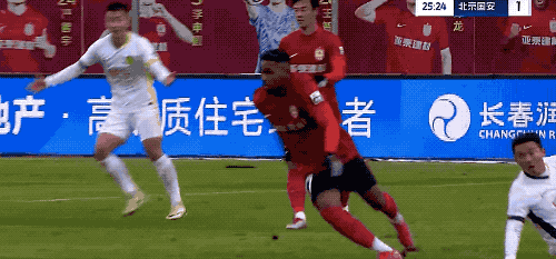 裁判吹罚惹争议，球员抗议遭到黄牌处罚的简单介绍